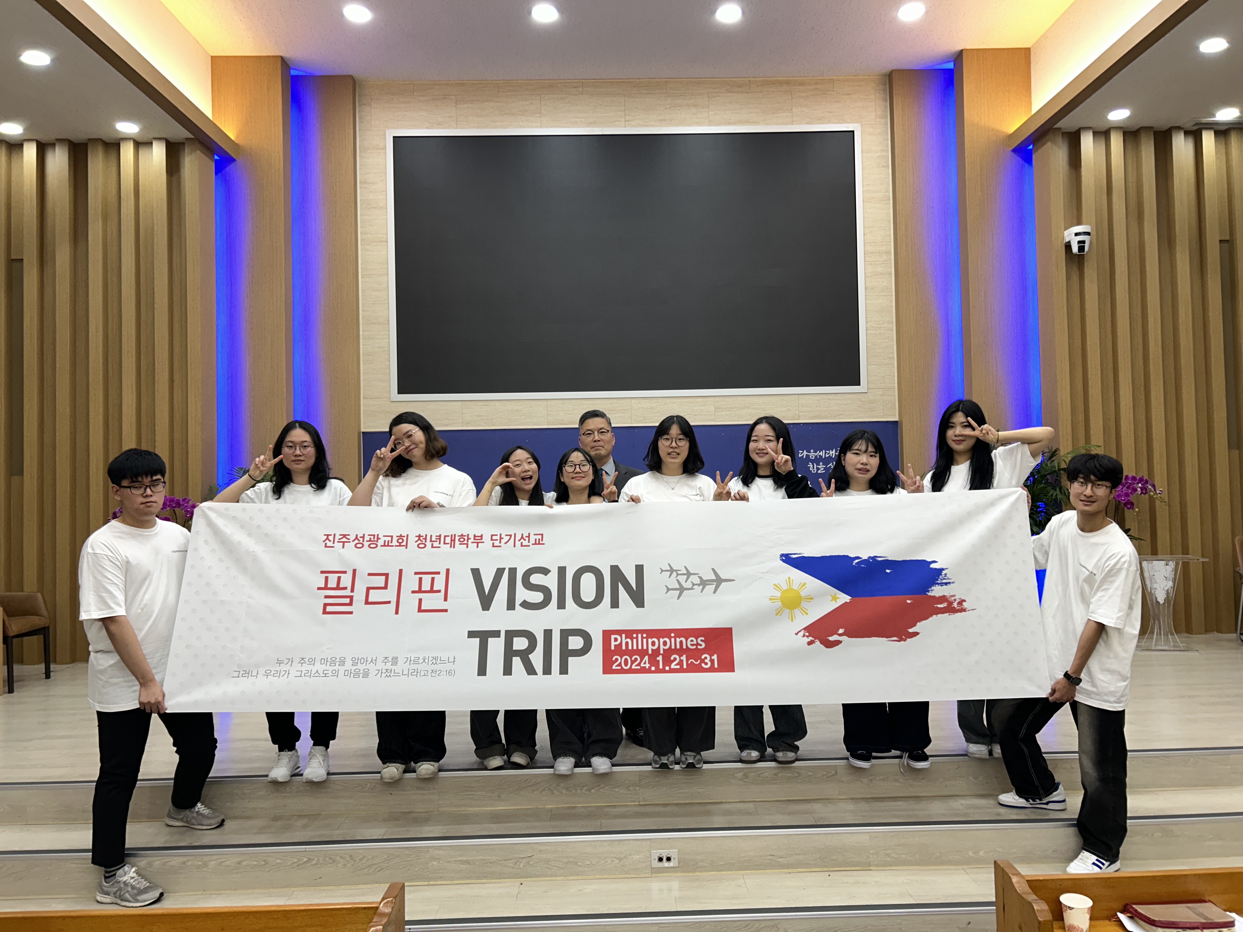 교회에서 단체사진.jpg